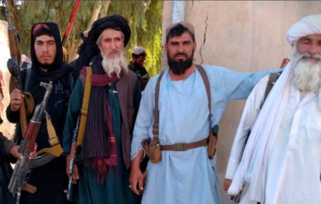 Εκατοντάδες Αφγανοί στρατιώτες και αστυνομικοί παραδόθηκαν στους Ταλιμπάν