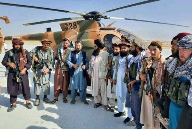 Οι Ταλιμπάν πήραν λάφυρα αμερικανικά ελικόπτερα Black Hawk κ.α. (βίντεο) |  Tribune.gr