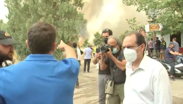 Πολίτης σε Τσίπρα: «Ένα αεροπλάνο, δεν βλέπετε, δεν έχει περάσει τίποτα – Καίγονται τα σπίτια μας»