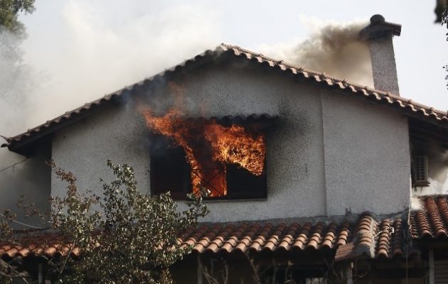Πυρκαγιά στα Βίλια: Ζημιές σε σπίτια στον οικισμό του Προφήτη Ηλία