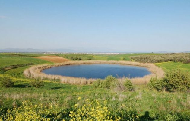 Λίμνες Ζερέλια: Δύο μοναδικοί κρατήρες μόλις 4 χλμ από τον Αλμυρό