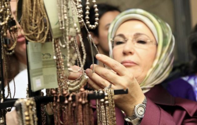 Οργή για το πανάκριβο ρολόι της συζύγου του Ερντογάν ενώ η Τουρκία πεινάει