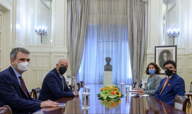 Ο Νίκος Δένδιας συναντήθηκε με τον πρεσβευτή των Ηνωμένων Αραβικών Εμιράτων