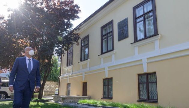 Ο Νίκος Δένδιας επισκέφθηκε το στρατηγείο της Φιλικής Εταιρείας στο Κισινάου της Μολδαβίας