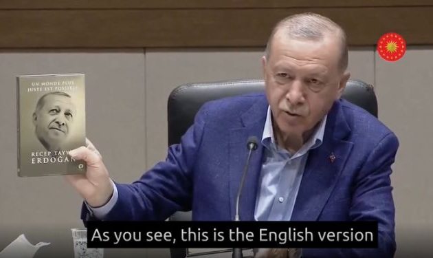 Ο Ερντογάν δεν μπορεί να ξεχωρίσει την αγγλική έκδοση του βιβλίου του από τη γαλλική
