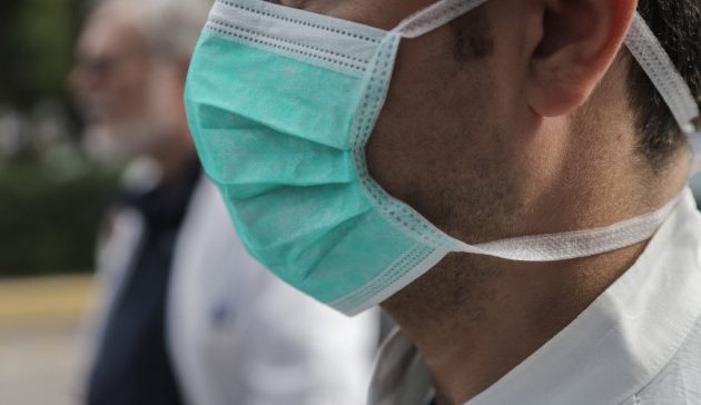 Κορωνοϊός: Τι αποδεικνύει μεγάλη μελέτη για την αποτελεσματικότητα της χειρουργικής μάσκας