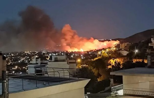 Φωτιά στη Νέα Μάκρη: Κάηκαν σπίτια, ολονύχτια μάχη με τις φλόγες