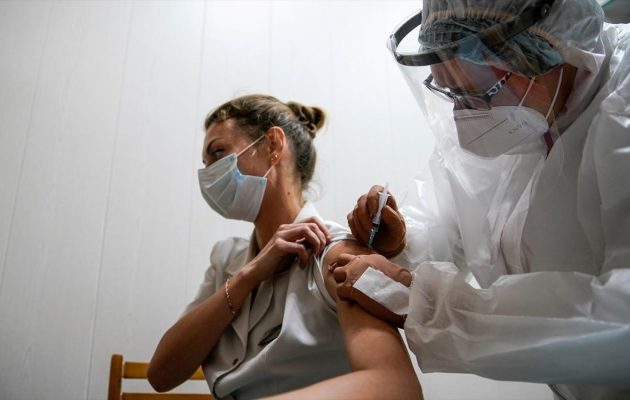 Τόμας Μέρτενς: Θα χρειαστούν τρεις έως έξι μήνες για να αναπτυχθεί ένα νέο εμβόλιο κατά της «Όμικρον»