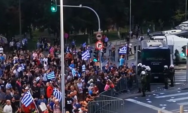 Επεισόδια στη Θεσσαλονίκη – Κατά Μητσοτάκη οι διαδηλωτές (βίντεο)