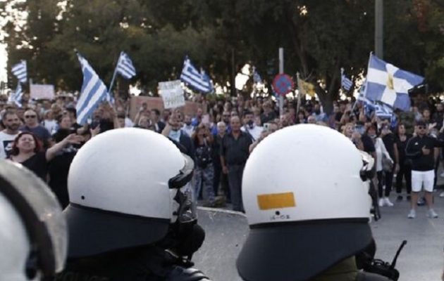 ΔΕΘ: Επεισόδια μεταξύ αντιεμβολιαστών και αστυνομίας