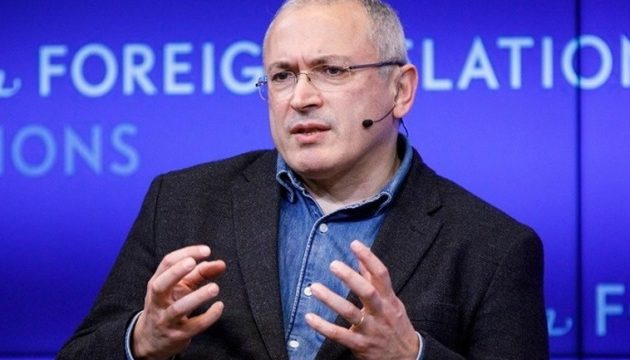 Χοντορκόφσκι: Η Δύση νομιμοποιεί τον Πούτιν όταν συζητά μαζί του