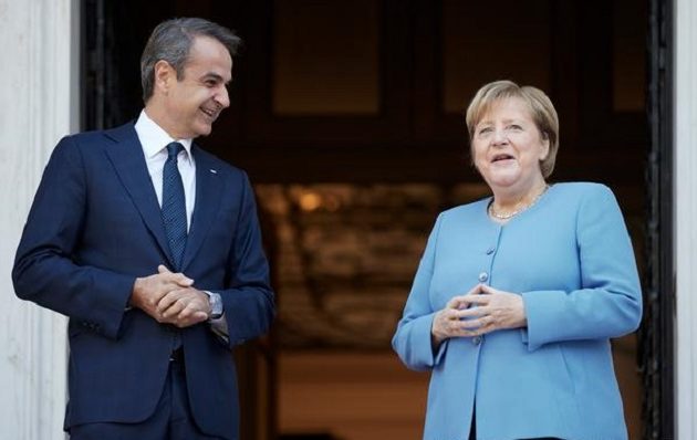 DW: Η Αθήνα γνωρίζει ότι η αποχώρηση της Μέρκελ δεν σημαίνει αλλαγή της γερμανικής στάσης