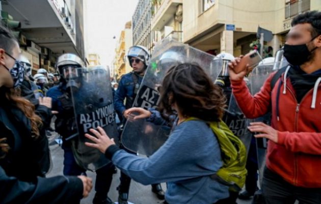 Kαταγγελία δικηγόρου: «Άνδρας των ΜΑΤ μου έριξε μπουνιά στη μούρη»