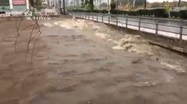 Ξεχειλίζει ο Ιλισσός στη διασταύρωση με την παλιά Παραλιακή (βίντεο)