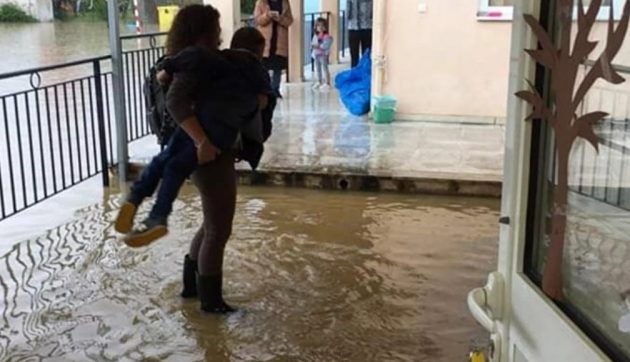 Κέρκυρα: Δάσκαλοι κουβαλούσαν μαθητές έξω από τα πλημμυρισμένα σχολεία