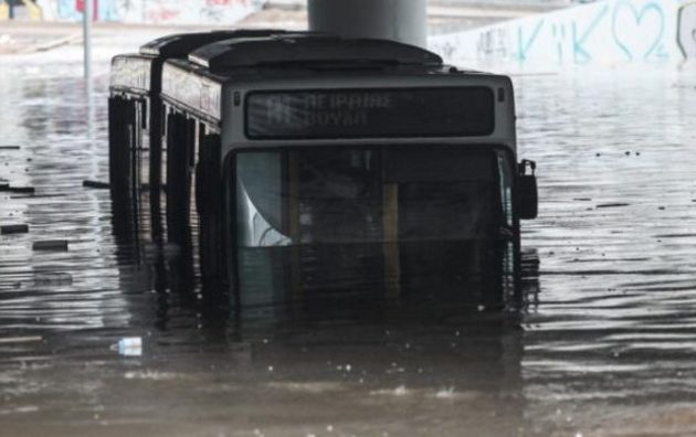 Παρέμβαση εισαγγελέα για το λεωφορείο που «βούλιαξε» στην λεωφ. Ποσειδώνος