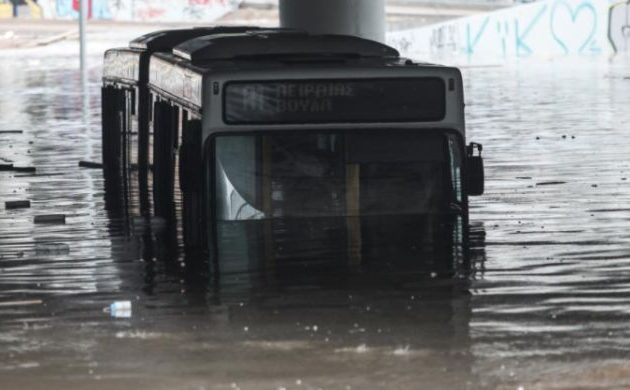 Βυθίστηκε λεωφορείο στην παλαιά λεωφ. Ποσειδώνος