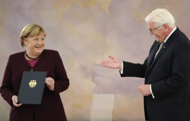 Ο Γερμανός πρόεδρος απάλλαξε την Άνγκελα Μέρκελ από τα καθήκοντά της