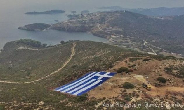 Τεράστια ελληνική σημαία στις Οινούσσες – Τη βλέπουν απ’ απέναντι οι Τούρκοι