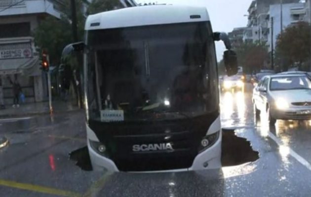 Άνοιξε ο δρόμος και «ρούφηξε» λεωφορείο στη Θεσσαλονίκη
