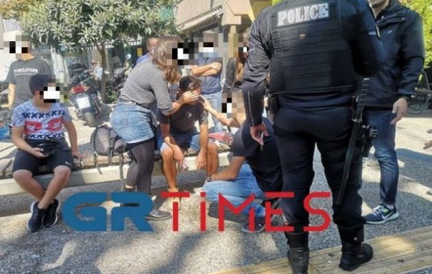 Ακροδεξιοί χτύπησαν με καδρόνια και αλυσίδες μέλη της ΚΝΕ στη Θεσσαλονίκη – Τέσσερις τραυματίες