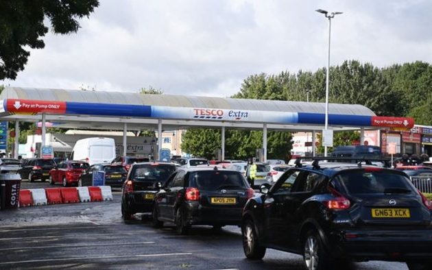Μεγάλες ουρές στα βενζινάδικα στη Βρετανία – Πότε θα επανέλθει η κανονικότητα
