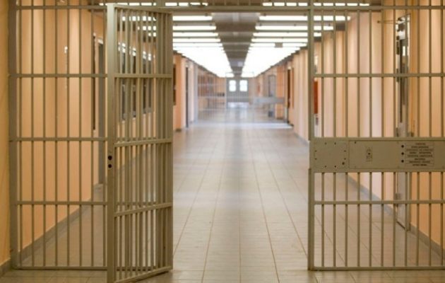 Κρατούμενος σε κατ’ οίκον περιορισμό ζήτησε να επιστρέψει στη φυλακή γιατί δεν άντεχε τη γυναίκα του