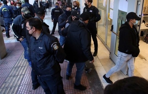 Πιστολίδι στο Πέραμα: Αρνήθηκαν όλες τις κατηγορίες στις απολογίες τους οι 7 αστυνομικοί