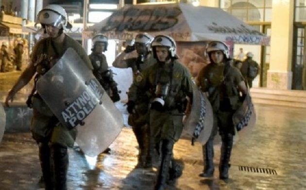 Συμπλοκές στο Μοναστηράκι μεταξύ οπαδών και αστυνομίας