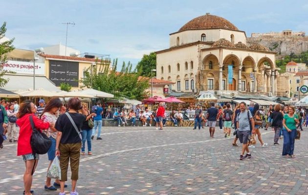 Handelsblatt: Ανησυχία για τον ελληνικό τουρισμό φέρνει η νέα μετάλλαξη Όμικρον