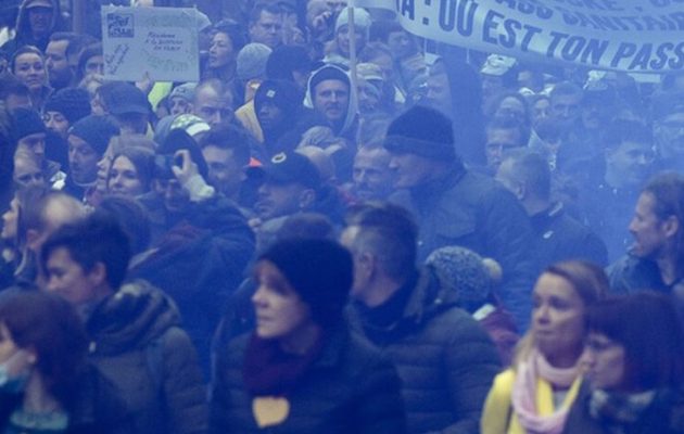 Βρυξέλλες: Δεκάδες χιλιάδες διαδηλωτές κατά των μέτρων περιορισμού
