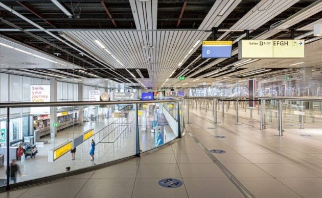 Μετάλλαξη «Όμικρον» – Παραλλαγή της «Μποτσουάνα»: 61 επιβάτες θετικοί στο αεροδρόμιο του Άμστερνταμ