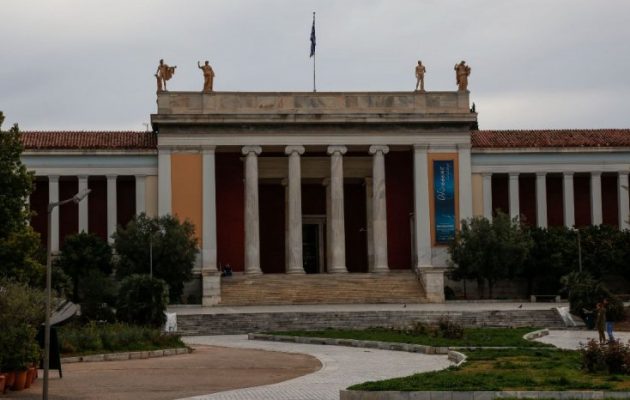 Εγκατέλειψαν κοριτσάκι 1,5 έτους έξω από το Αρχαιολογικό Μουσείο