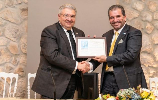 Ο Χρυσουλάκης βραβεύτηκε για την προσφορά του στην προσέγγιση της Παγκόσμιας Ελληνικής Διασποράς με την Ελλάδα