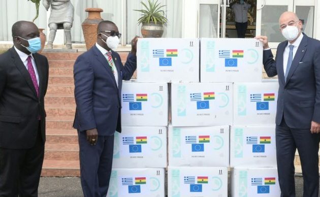 Ο Νίκος Δένδιας παρέδωσε 150.000 εμβόλια στη Γκάνα