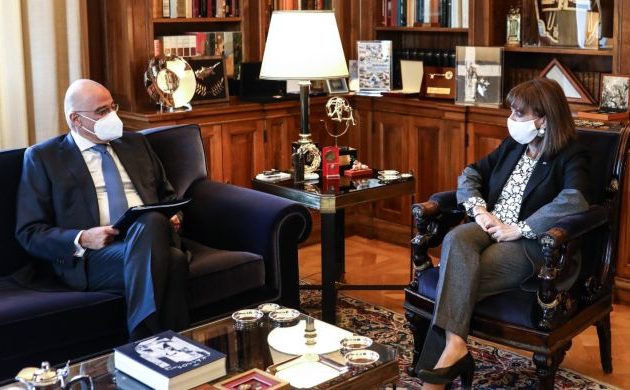 Ο Δένδιας ενημέρωσε τη Σακελλαροπούλου για την εξωτερική πολιτική