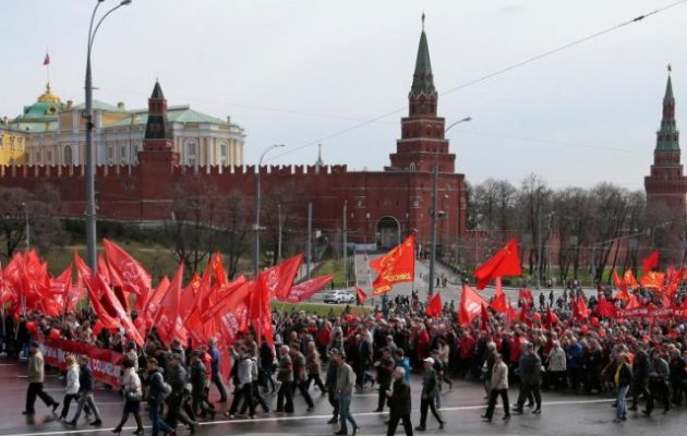 Πολιτικοί επιστήμονες: Δεξιό και όχι αριστερό το Κομμουνιστικό Κόμμα Ρωσίας