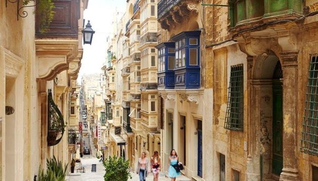 Η πρωταθλήτρια στον εμβολιασμό Μάλτα προσφέρει τρίτη δόση σε όλους