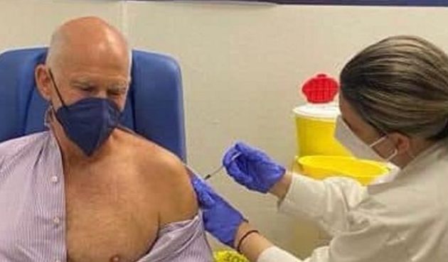 O Παπανδρέου έκανε την τρίτη δόση εμβολίου με το «βυζί έξω» – «Η Ελλάδα δεν τα έχει καταφέρει»