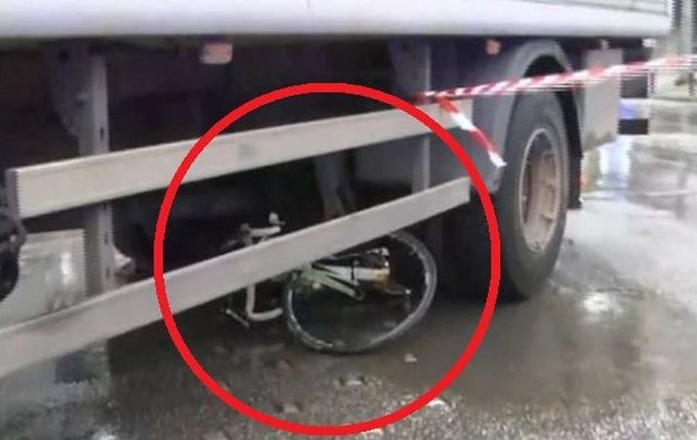 Φορτηγό στη Θεσσαλονίκη παρέσυρε ποδηλάτισσα – Το ποδήλατο κάτω από τις ρόδες