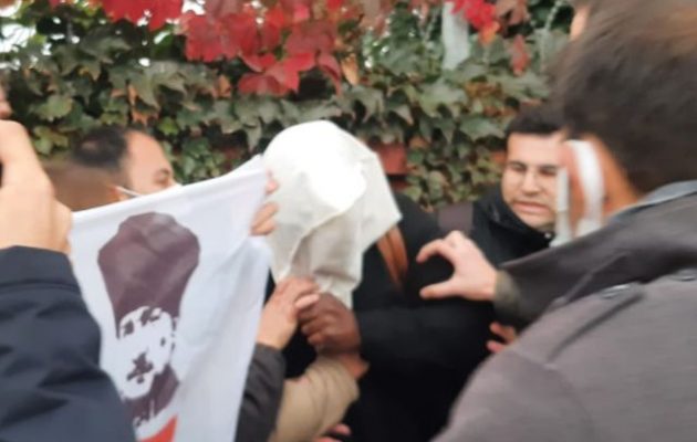 Συνελήφθησαν οι Τούρκοι εθνικιστές που φόρεσαν κουκούλα σε Αμερικανό ναύτη