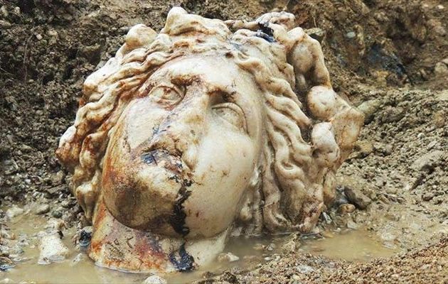 Δύο κεφαλές Ελλήνων θεών βρέθηκαν σε αρχαία ελληνική πόλη στην Τουρκία