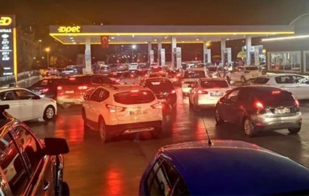 Ατελείωτες ουρές στα βενζινάδικα της Τουρκίας μήπως και γλιτώσουν την αύξηση στις τιμές