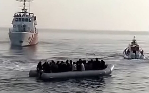 Με τη συνοδεία της τουρκικής ακτοφυλακής λέμβος με αλλοδαπούς προσπάθησε να εισέλθει στα ελληνικά χωρικά ύδατα (βίντεο)