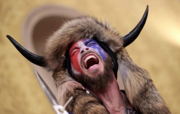 Καταδικάστηκε ο «σαμάνος» με τα κέρατα που συμμετείχε στην εισβολή στο Καπιτώλιο