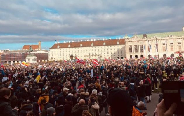 Αυστρία: Μιλάνε για υποχρεωτικό εμβολιασμό και απολύσεις ανεμβολίαστων – Η χώρα καζάνι που βράζει