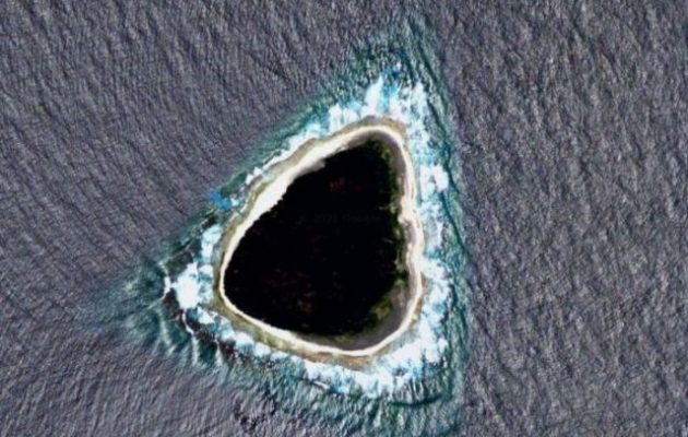 Τα μυστήρια του Google Maps: Τι είναι η μαύρη τρύπα στη μέση του Ειρηνικού;
