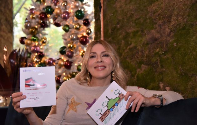 Σμαράγδα Καρύδη και Θοδωρής Αθερίδης στόλισαν το χριστουγεννιάτικο δέντρο τους με παιδικές ευχές (βίντεο)