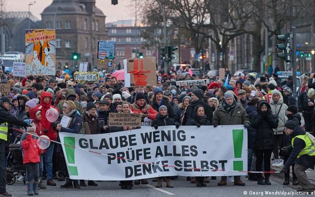 Welt: Τα αυστηρά μέτρα για τη μετάλλαξη Όμικρον φέρνουν νέες διαδηλώσεις στη Γερμανία