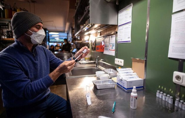 Πώς θα καταλάβετε αν έχετε Όμικρον ή Δέλτα – Τα συμπτώματα